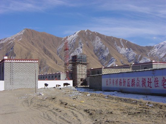 Nowe osiedle mieszkaniowe w N’eu, w ktrym zamieszka 50 rodzin: „Domy mieszkalne dla przesiedlanych mas w Liuwu, nowej dzielnicy miasta Lhasa”